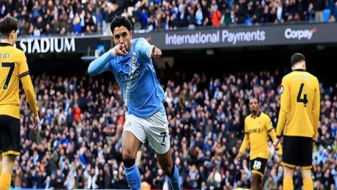 《法甲豪强主场挥洒霸气，法乙保级战团悬念迭起》